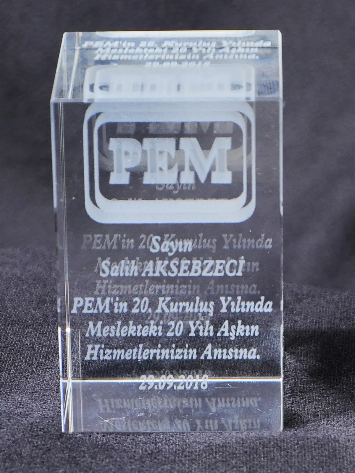 PEM (Patent ve Marka Vekilleri) tarafından Salih Aksebzeci'ye sunulan 20. kuruluş yılı kristal plaketi (29.09.2018)